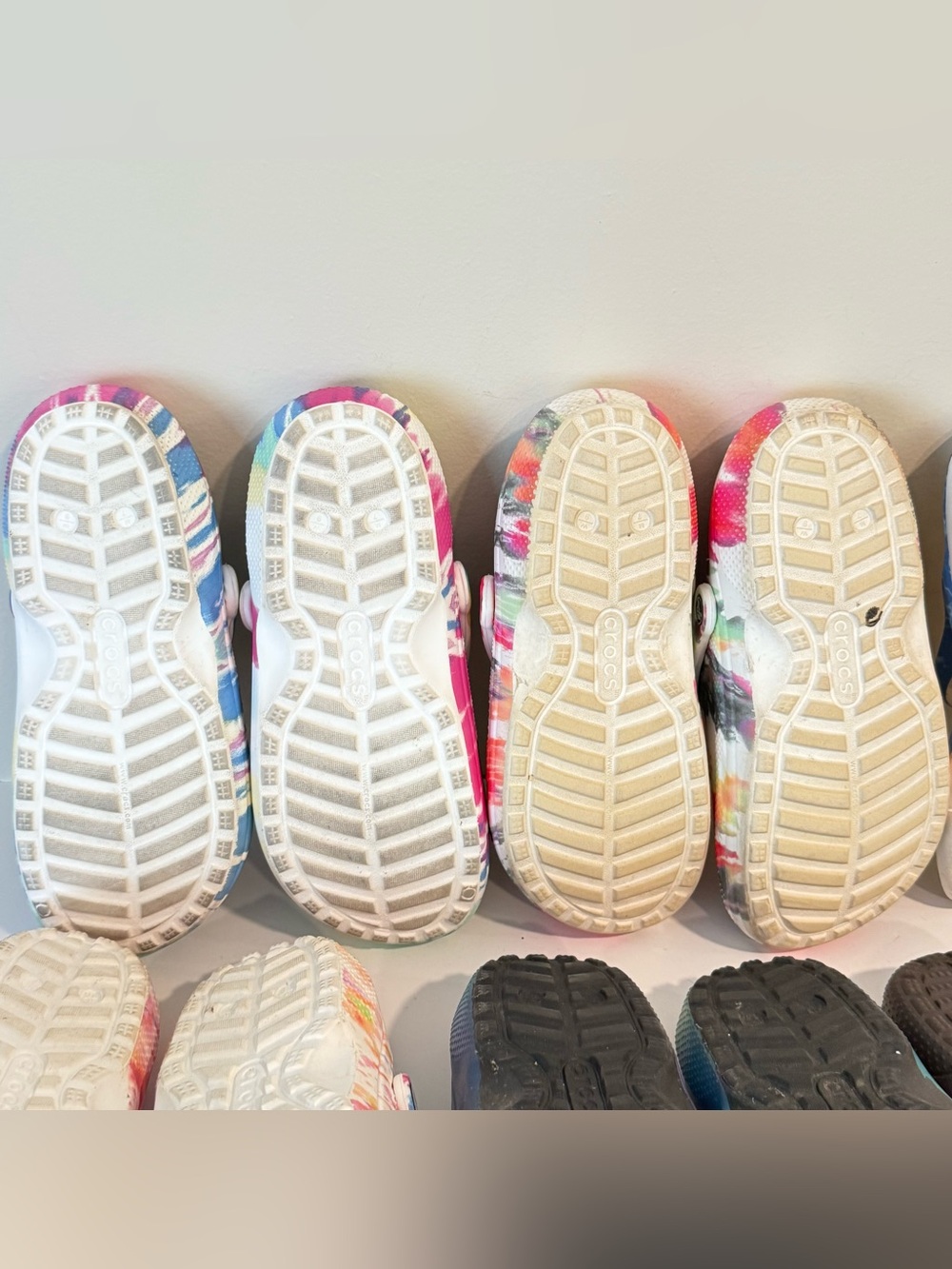 Crocs Slip On Fur Lined Shoe Lot Of Women’s Size 9 Tye Dye Colorful Pink Blue - Picture 8 of 11